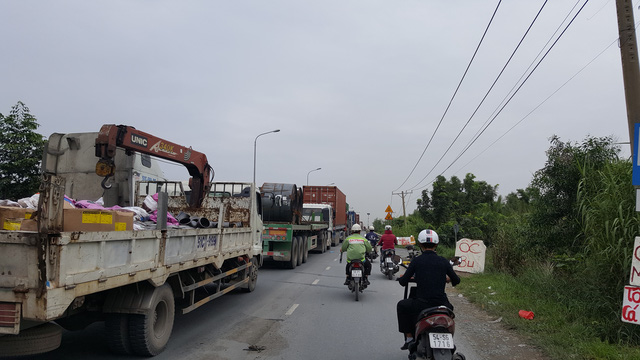 nha cao tang moc len den dau ha tang qua tai den do tphcm dang nghet tho