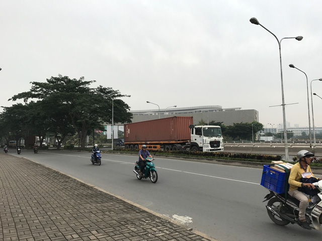 nha cao tang moc len den dau ha tang qua tai den do tphcm dang nghet tho