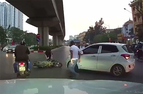 pha va cham tren pho ha noi khien dan mang dau dau phan dinh dung sai