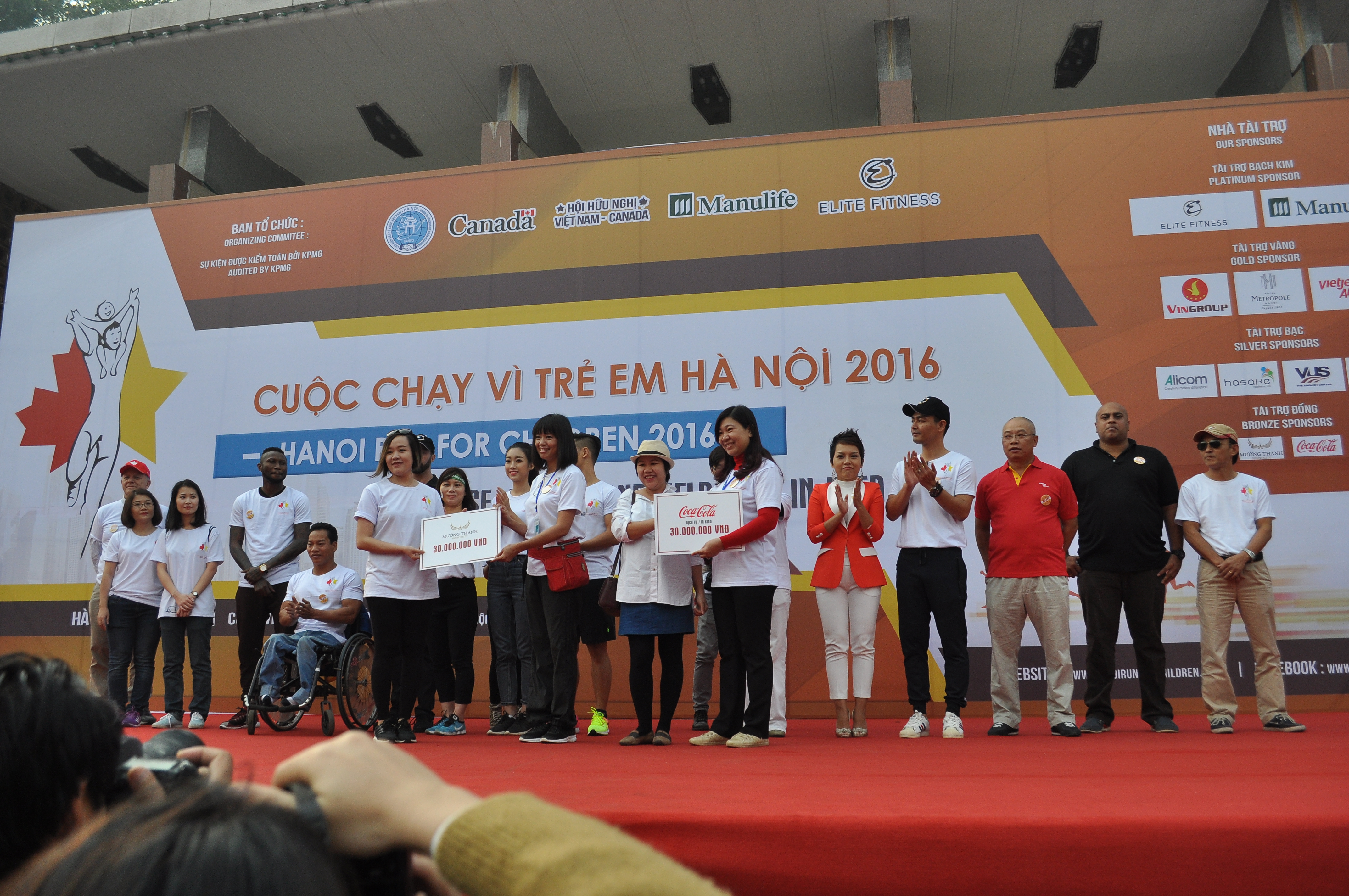 khoang 10000 nguoi tham gia chay vi tre em ha noi 2016