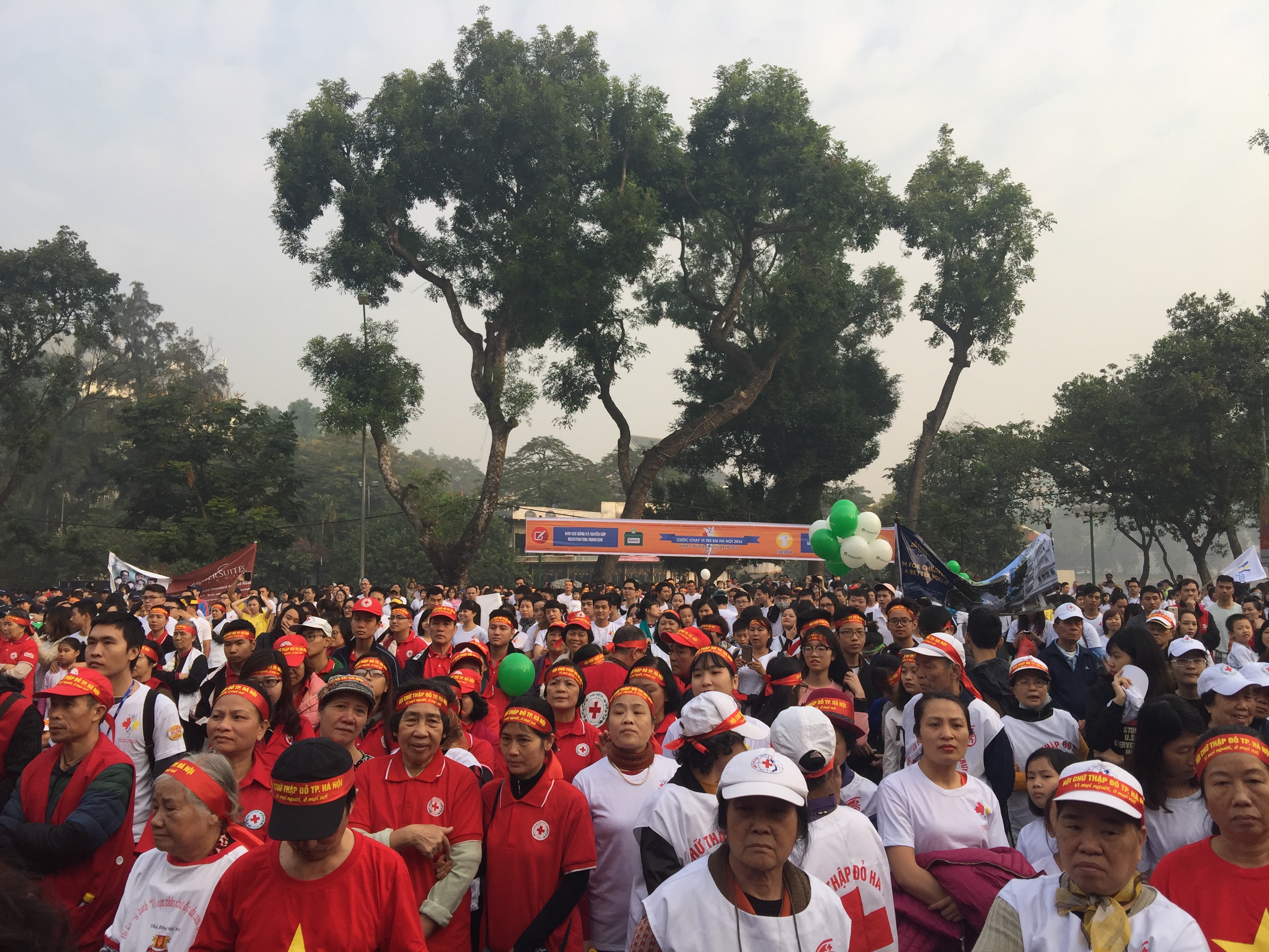 khoang 10000 nguoi tham gia chay vi tre em ha noi 2016