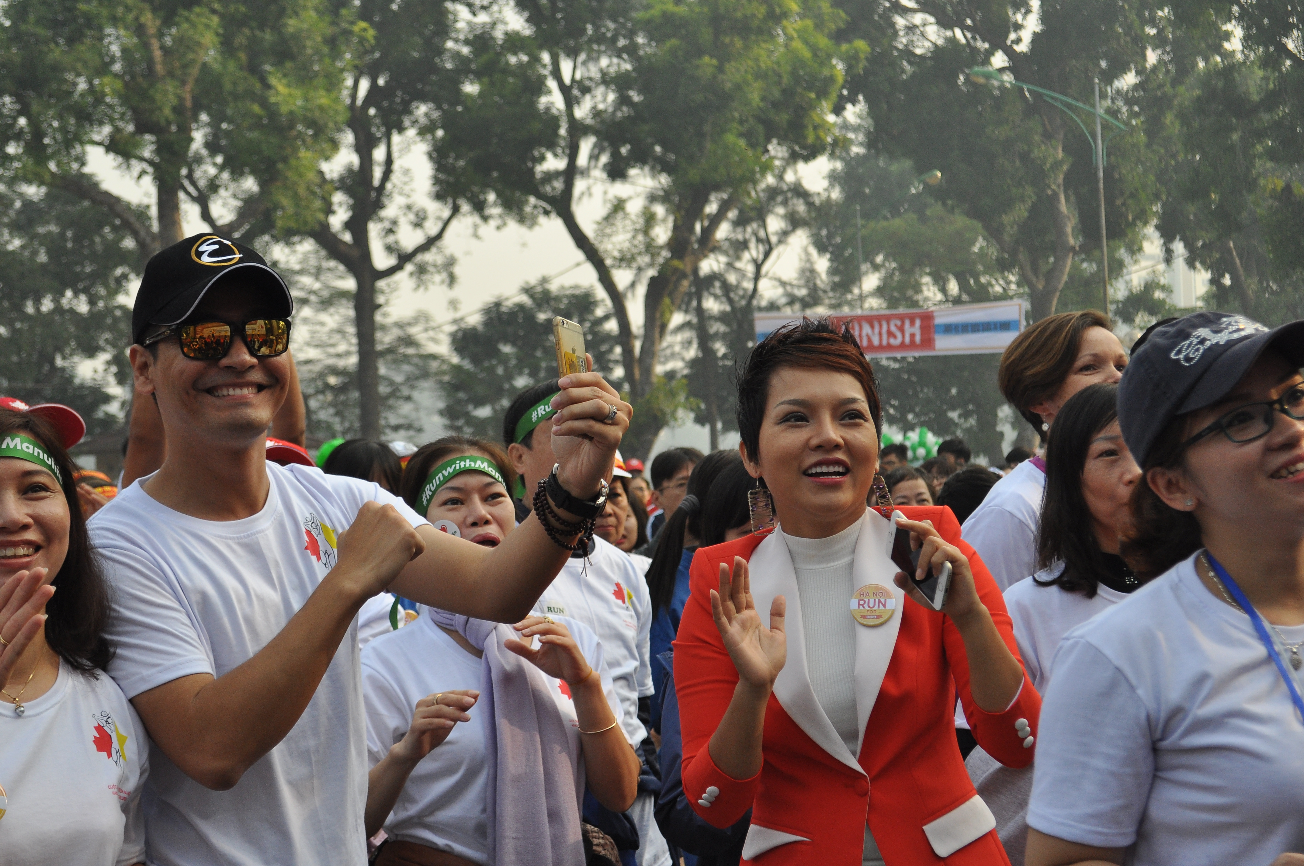khoang 10000 nguoi tham gia chay vi tre em ha noi 2016