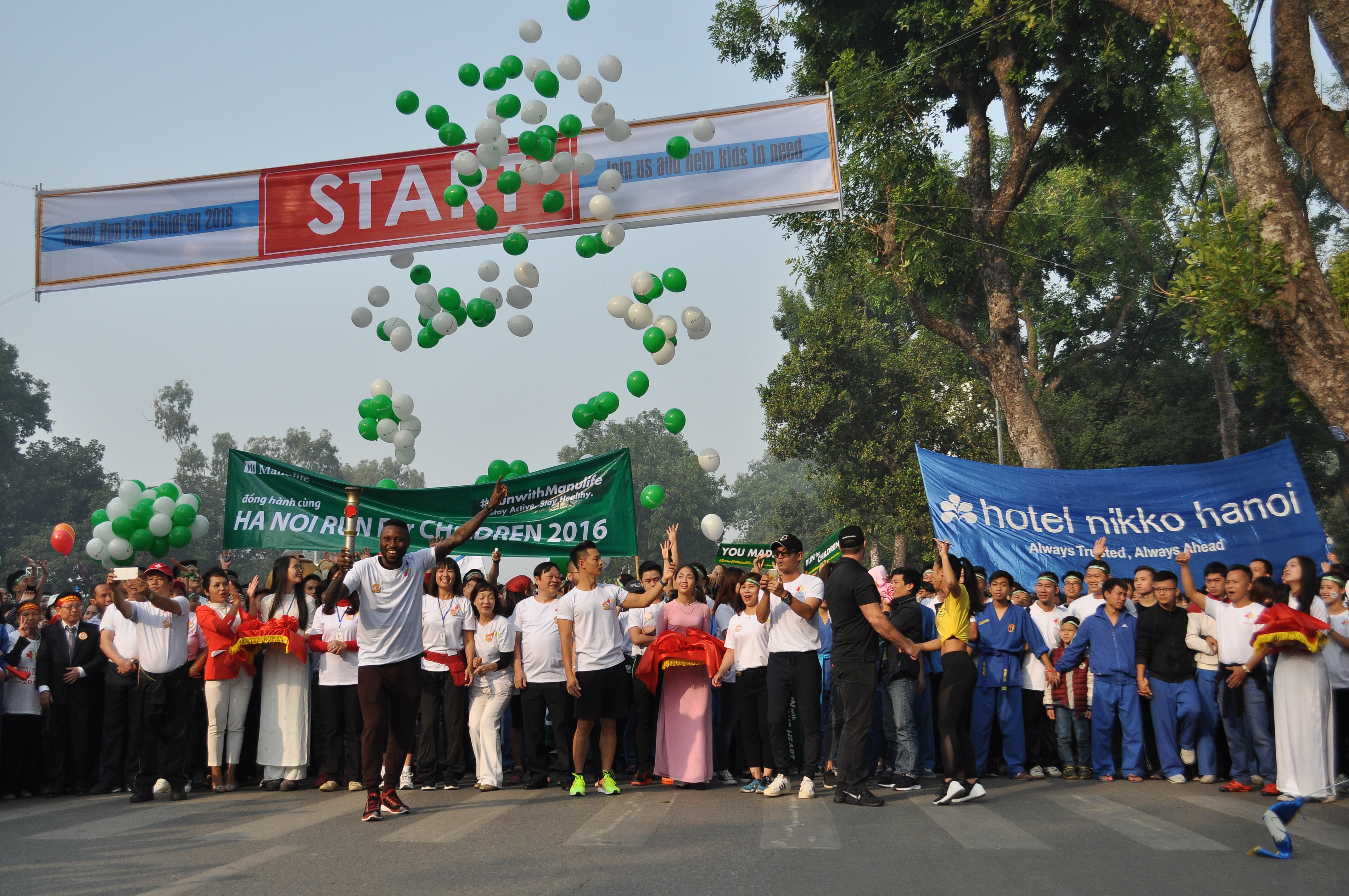 khoang 10000 nguoi tham gia chay vi tre em ha noi 2016