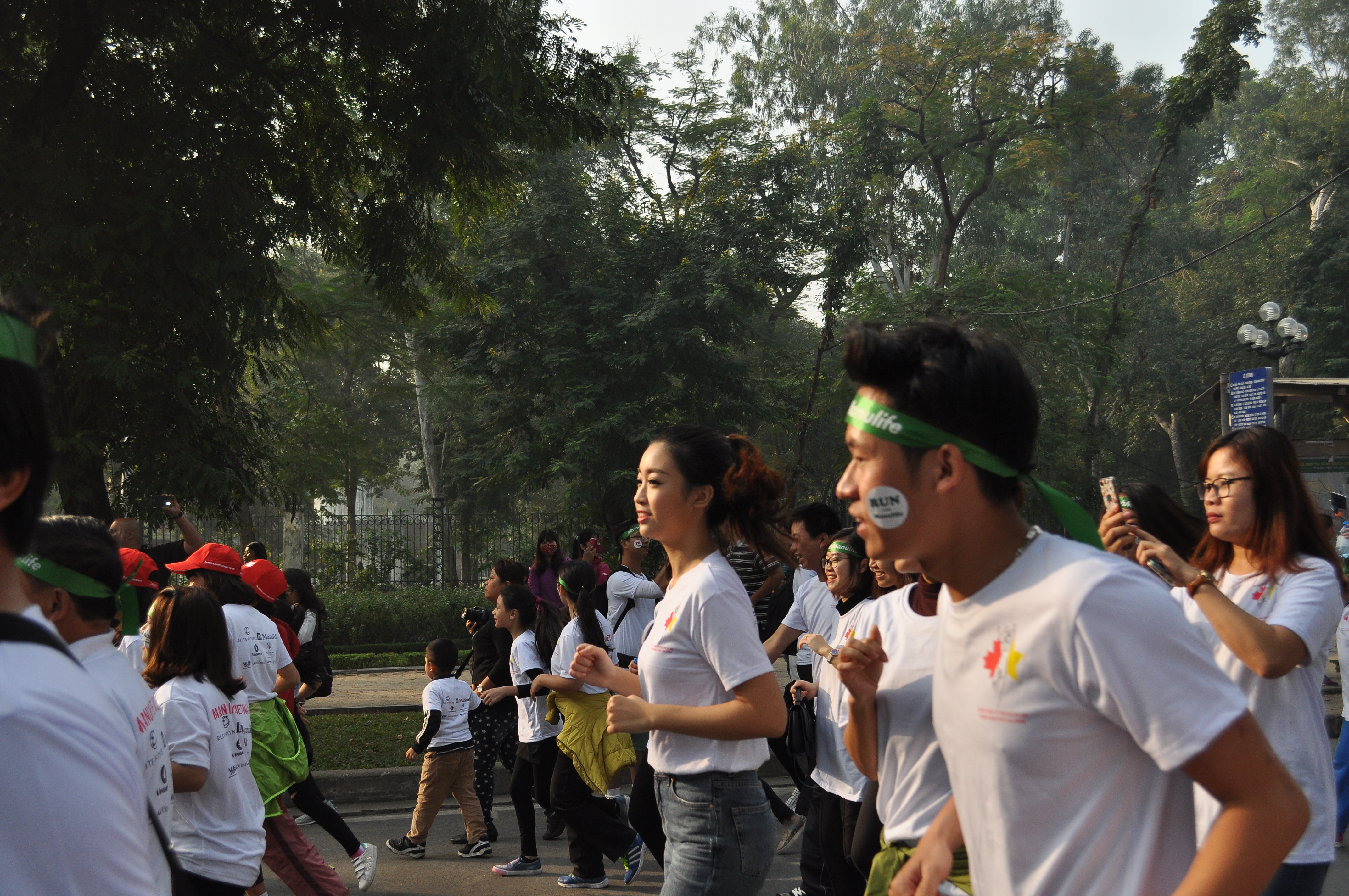 khoang 10000 nguoi tham gia chay vi tre em ha noi 2016