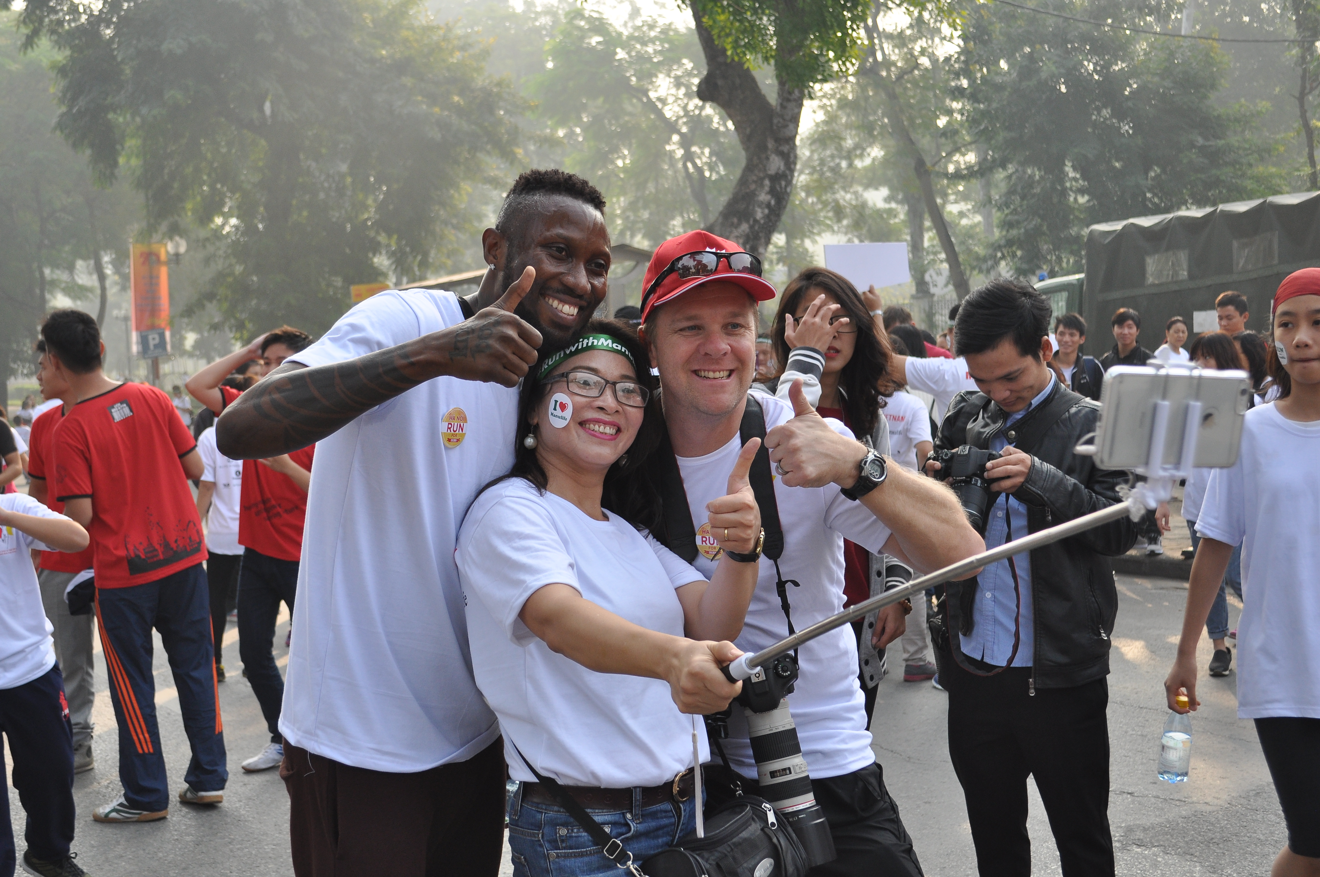 khoang 10000 nguoi tham gia chay vi tre em ha noi 2016