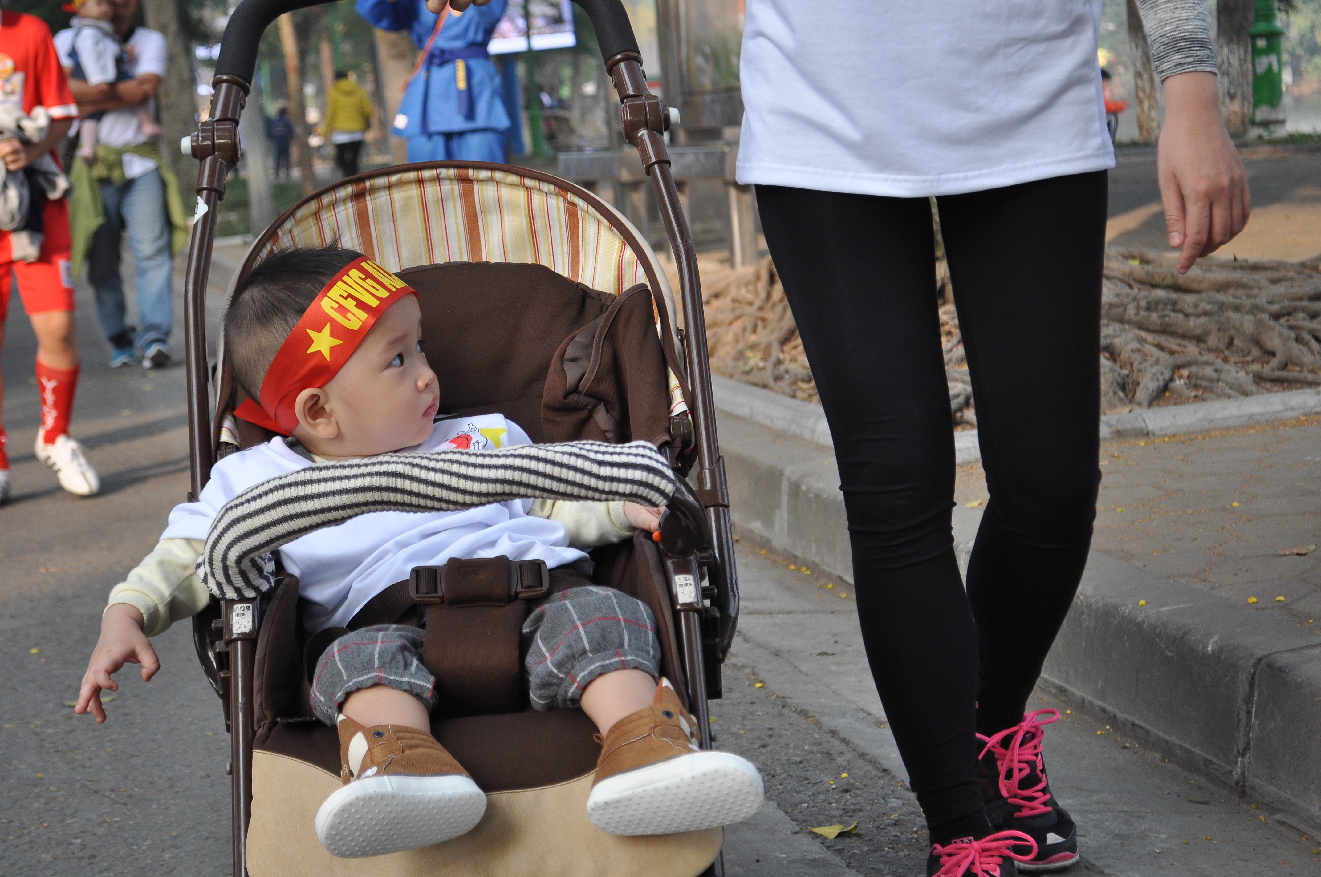 khoang 10000 nguoi tham gia chay vi tre em ha noi 2016