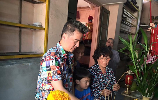 chan dung nguoi me trong cau chuyen buon cua dam vinh hung