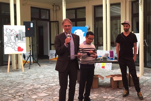 an tuong voi trien lam tranh nghe thuat bang dinh tape art