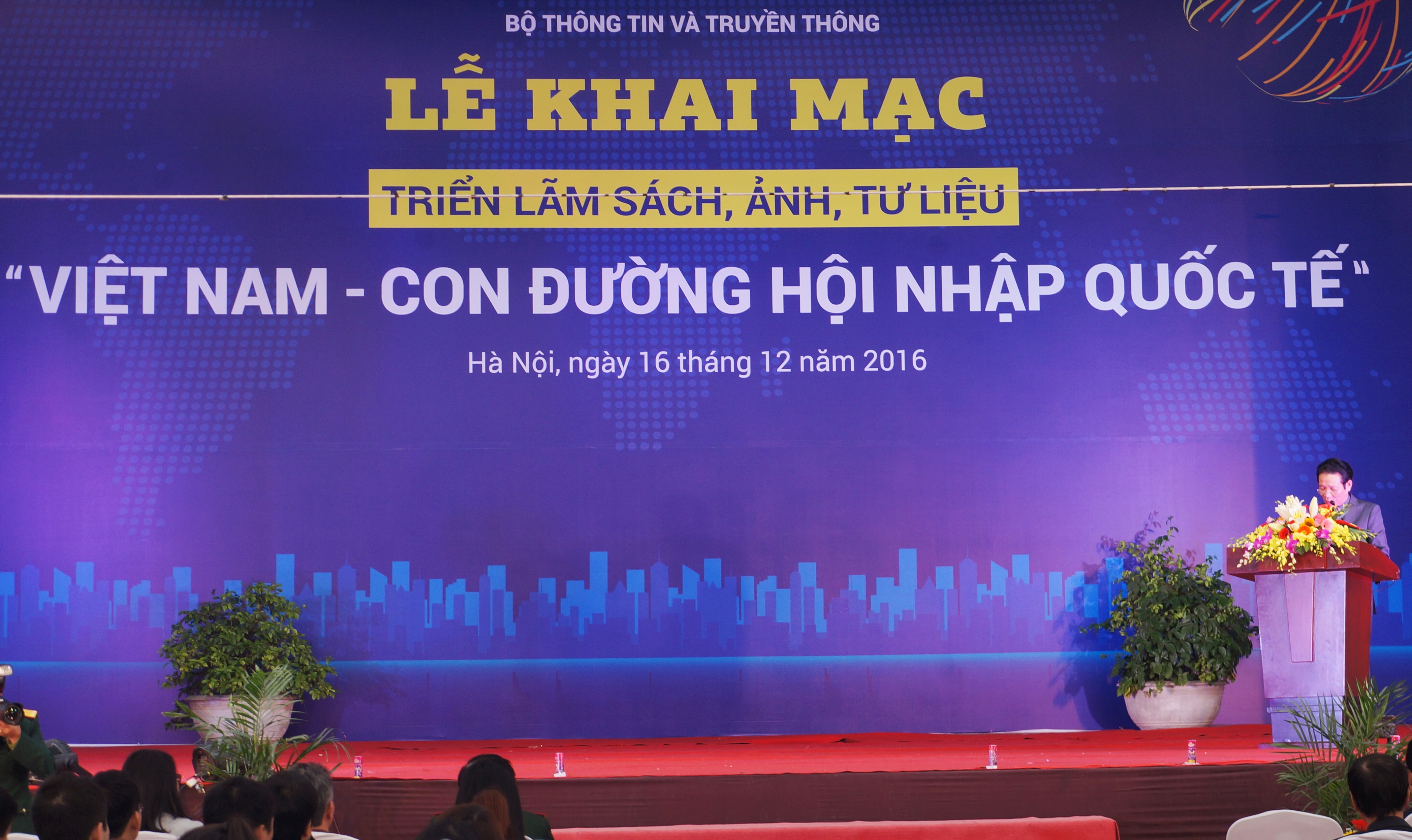 khai mac trien lam sach anh tu lieu viet nam con duong hoi nhap quoc te