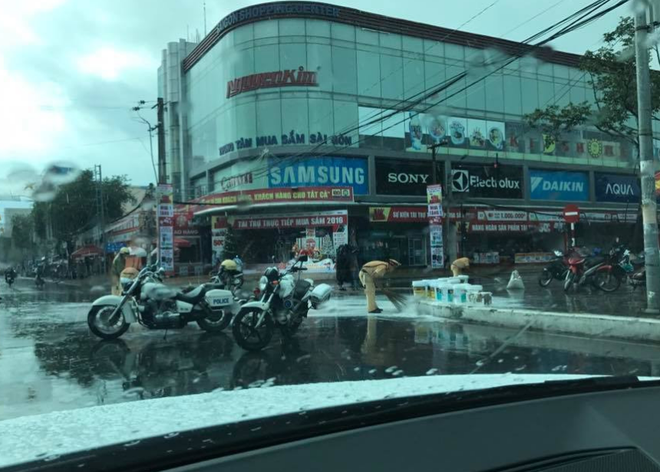 hanh dong la cua csgt giua troi mua tam ta khien nhieu nguoi suy ngam