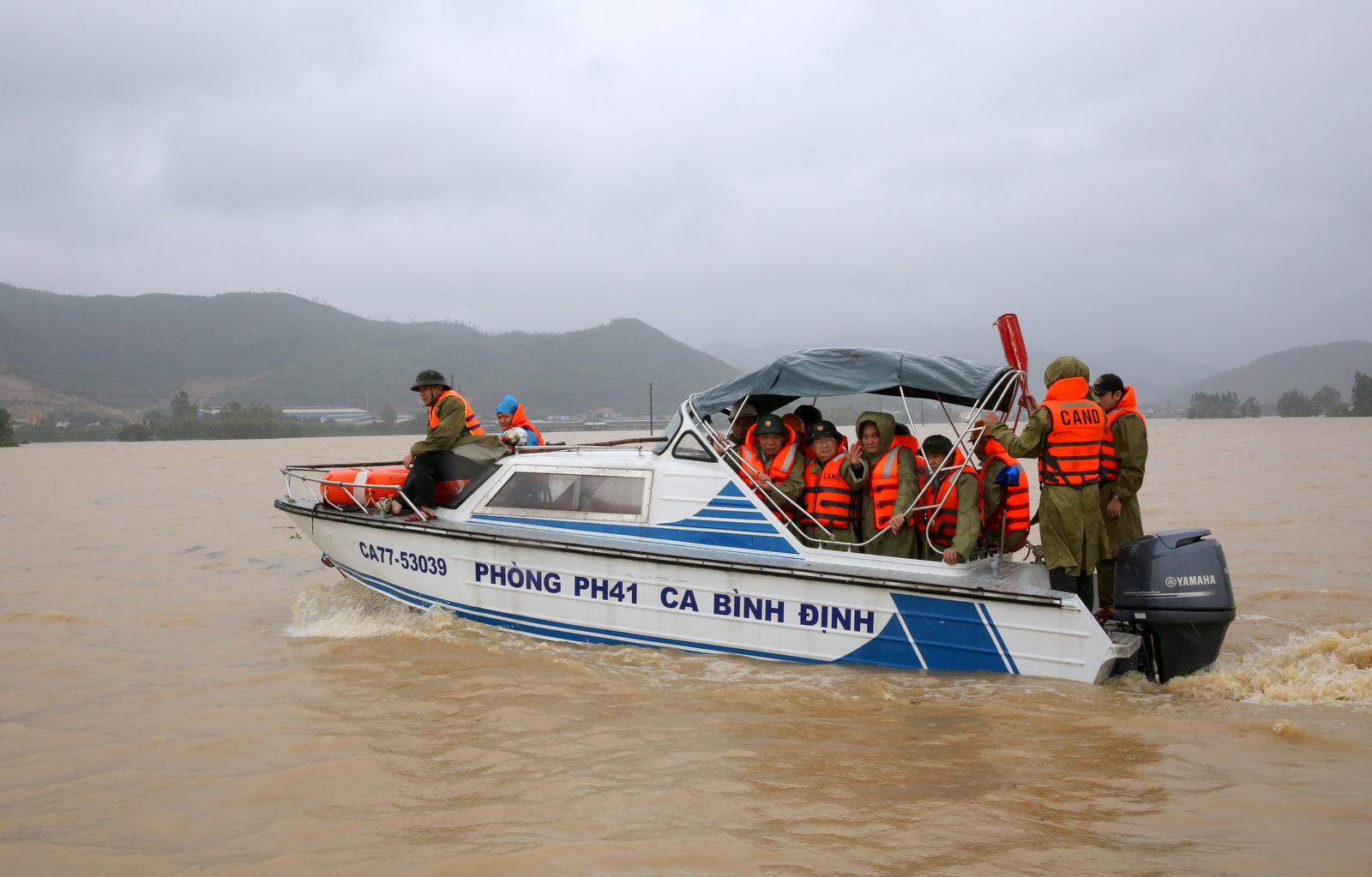 huy dong moi luc luong phuong tien nguon luc ung pho voi mua lu