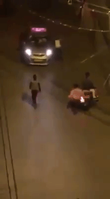 quy xin loi ban gai khong duoc chang trai lao ve phia taxi lam dieu khong ai ngo