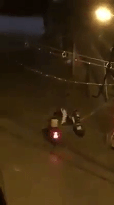 quy xin loi ban gai khong duoc chang trai lao ve phia taxi lam dieu khong ai ngo