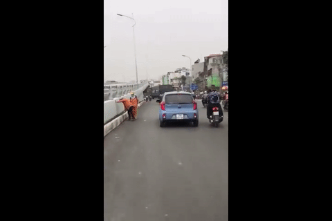tai xe taxi bi danh giua pho ha noi boi ly do khong the tin duoc