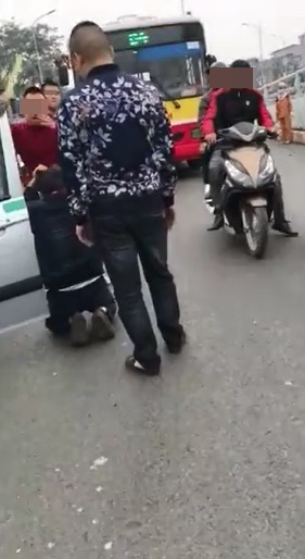 tai xe taxi bi danh giua pho ha noi boi ly do khong the tin duoc