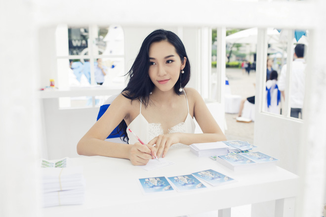 emily trang diem nhe nhang van xinh dep noi bat