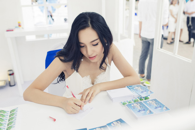 emily trang diem nhe nhang van xinh dep noi bat