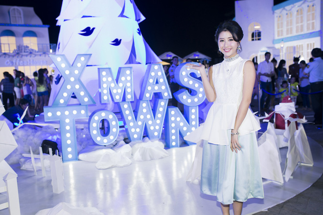 hot girl quynh anh shyn va salim dat tay nhau di su kien