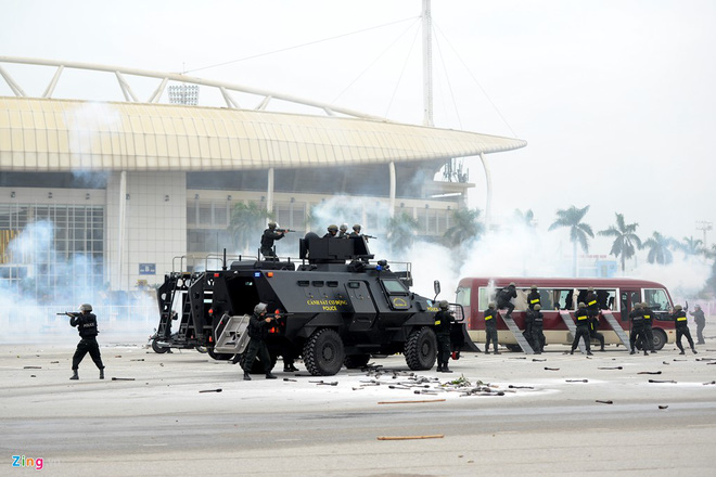 xe boc thep dac chung rat la cua cong an viet nam ha guc nhanh tieu diet gon khung bo