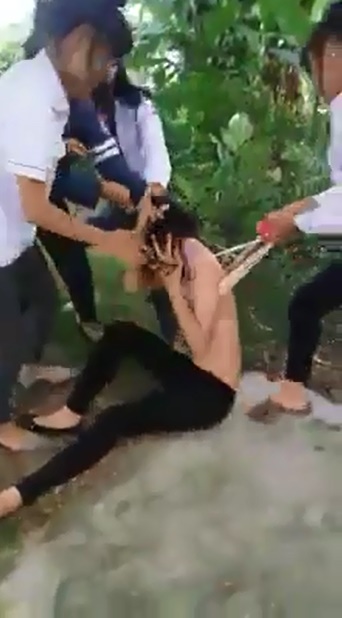 nu sinh cap 3 bi ban danh hoi dong xe ao truoc cong truong