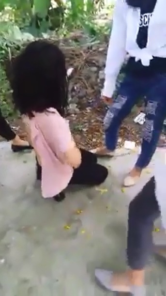 nu sinh cap 3 bi ban danh hoi dong xe ao truoc cong truong