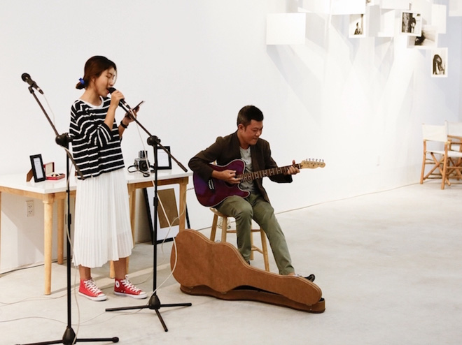 thuy top mac goi cam di xem trien lam anh cua nhac si quoc bao