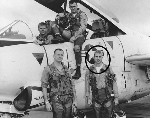 trung tuong nga ke lai khoanh khac chung kien phi cong john mccain bi ban roi o ha noi