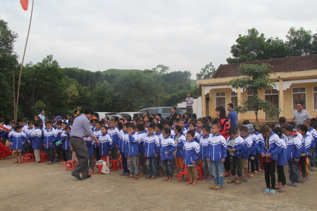 223 ao am da den voi hoc sinh ngheo mien nui