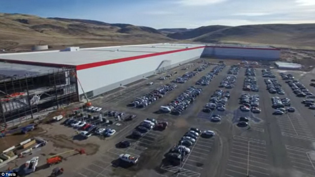 lai them nhung hinh anh nong hoi hoi ve sieu nha may cua elon musk