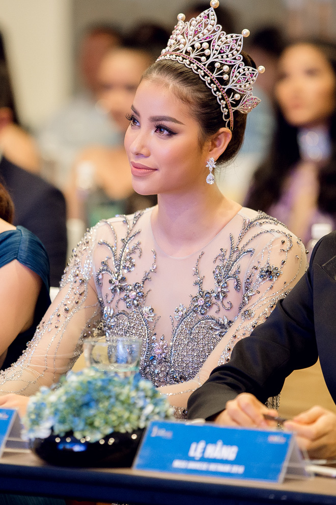 hoa hau pham huong bat khoc khi nhin lai chang duong da di qua
