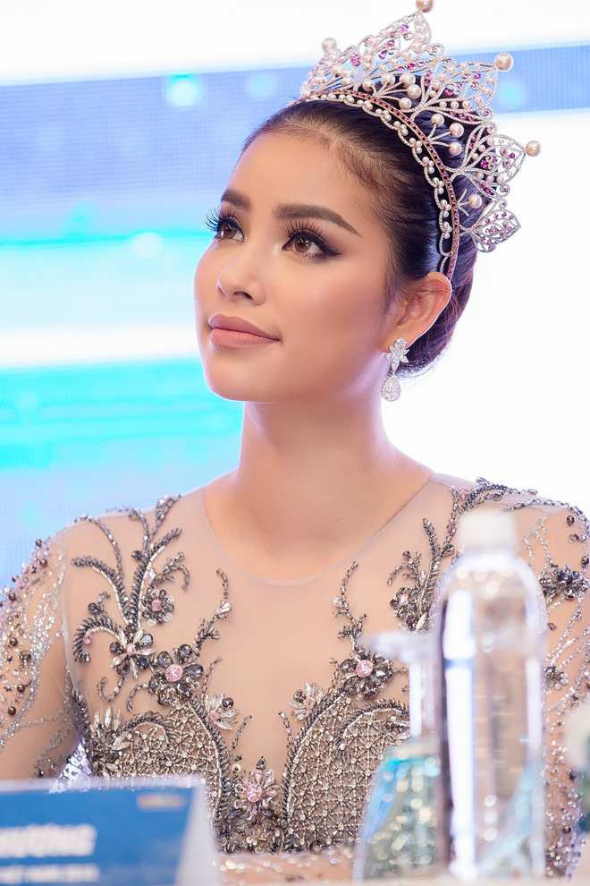 hoa hau pham huong bat khoc khi nhin lai chang duong da di qua