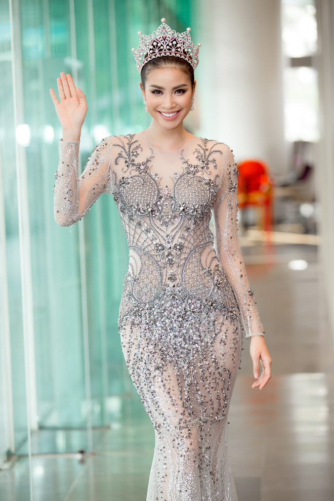 hoa hau pham huong bat khoc khi nhin lai chang duong da di qua