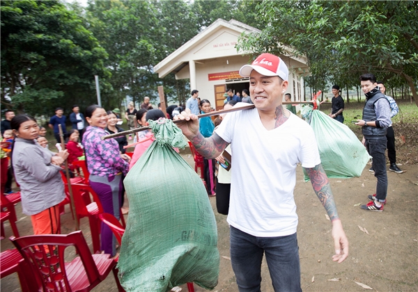 tuan hung con ngua dien ngong ngao va tu te