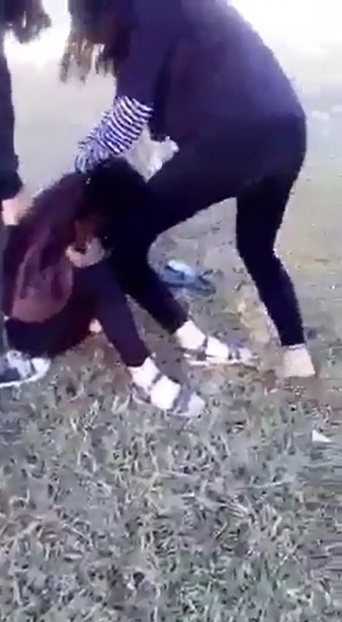nhom nu sinh danh lot ao ban giua duong roi len facebook xin loi