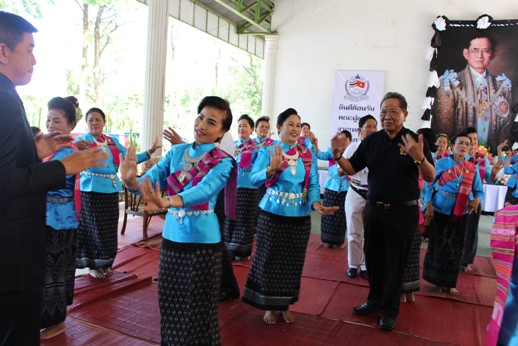 ong prachuab chaiyasan mot bo truong thai duoc nuoi lon bang sua me viet nam