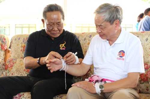 ong prachuab chaiyasan mot bo truong thai duoc nuoi lon bang sua me viet nam