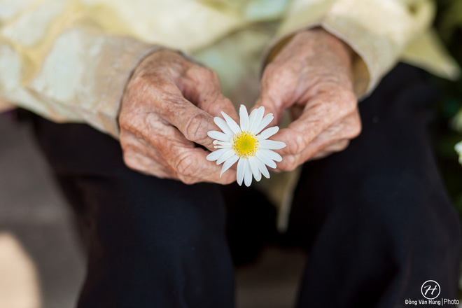 dan mang thich thu voi co nguoi mau 99 tuoi trong bo anh cuc hoa mi cuoi mua