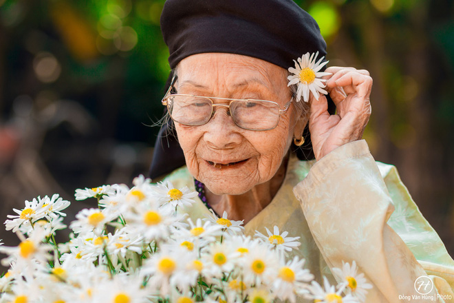 dan mang thich thu voi co nguoi mau 99 tuoi trong bo anh cuc hoa mi cuoi mua