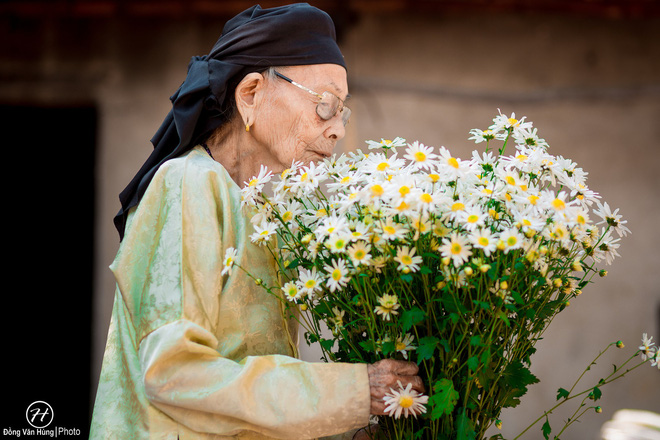 dan mang thich thu voi co nguoi mau 99 tuoi trong bo anh cuc hoa mi cuoi mua