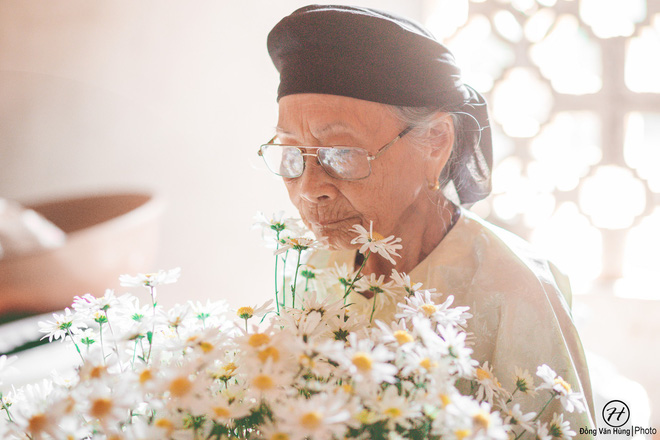 dan mang thich thu voi co nguoi mau 99 tuoi trong bo anh cuc hoa mi cuoi mua