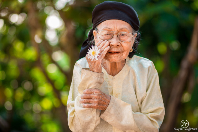 dan mang thich thu voi co nguoi mau 99 tuoi trong bo anh cuc hoa mi cuoi mua