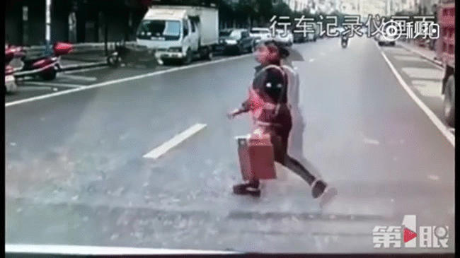 bat can khi qua duong nguoi phu nu thoat chet than ki khi chui tot vao gam xe tai