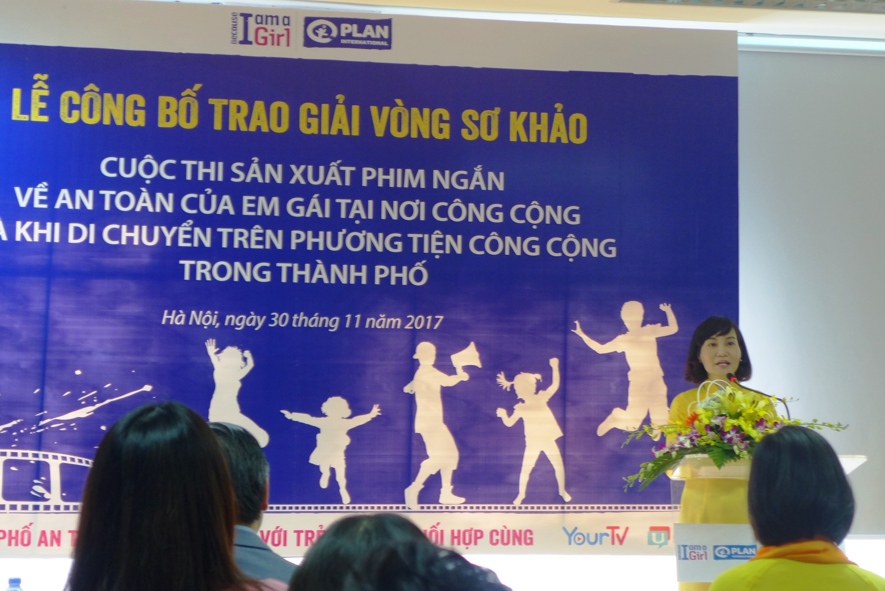 cung cac ban tre san xuat phim ngan ve an toan cua tre em gai tai noi cong cong