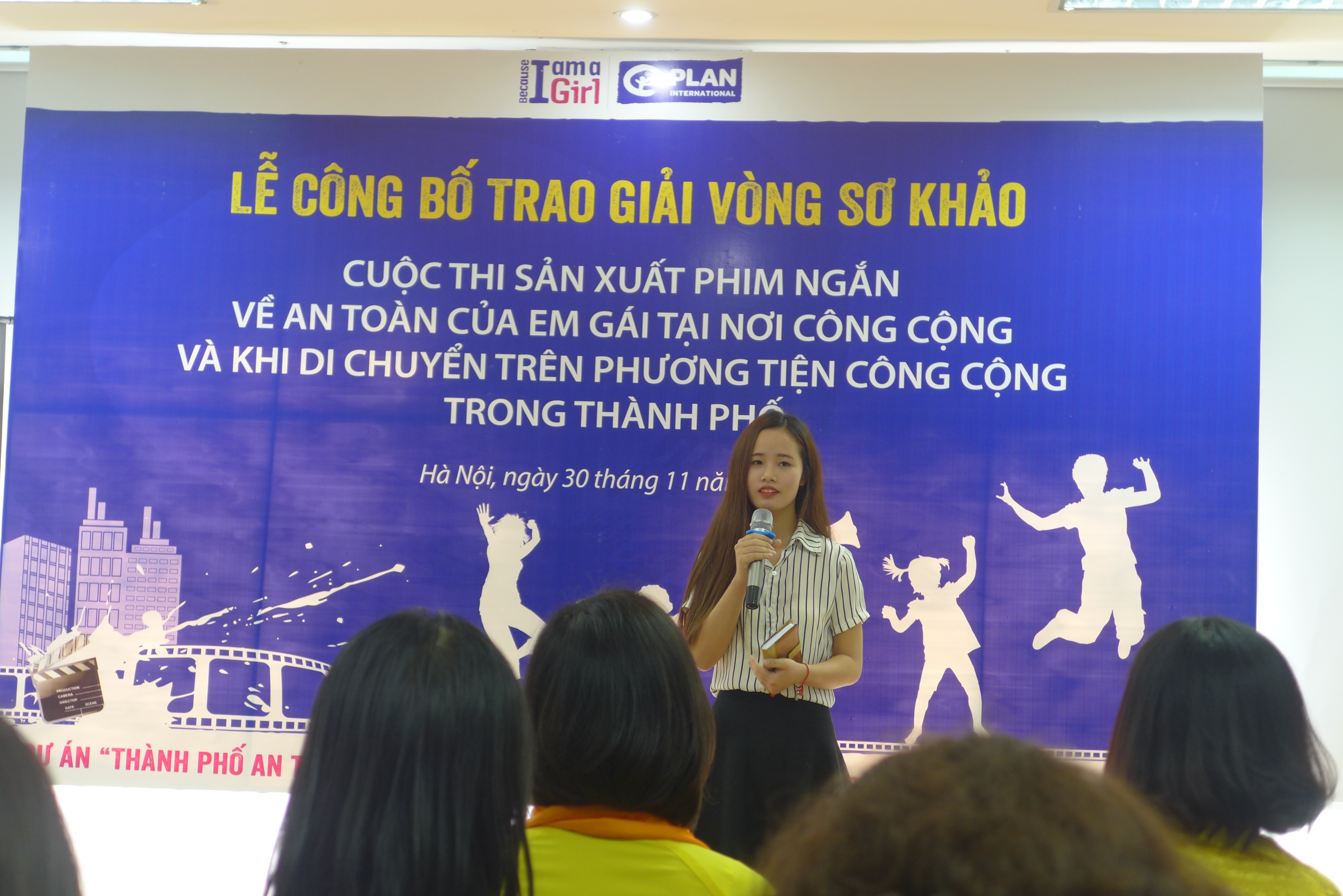 cung cac ban tre san xuat phim ngan ve an toan cua tre em gai tai noi cong cong