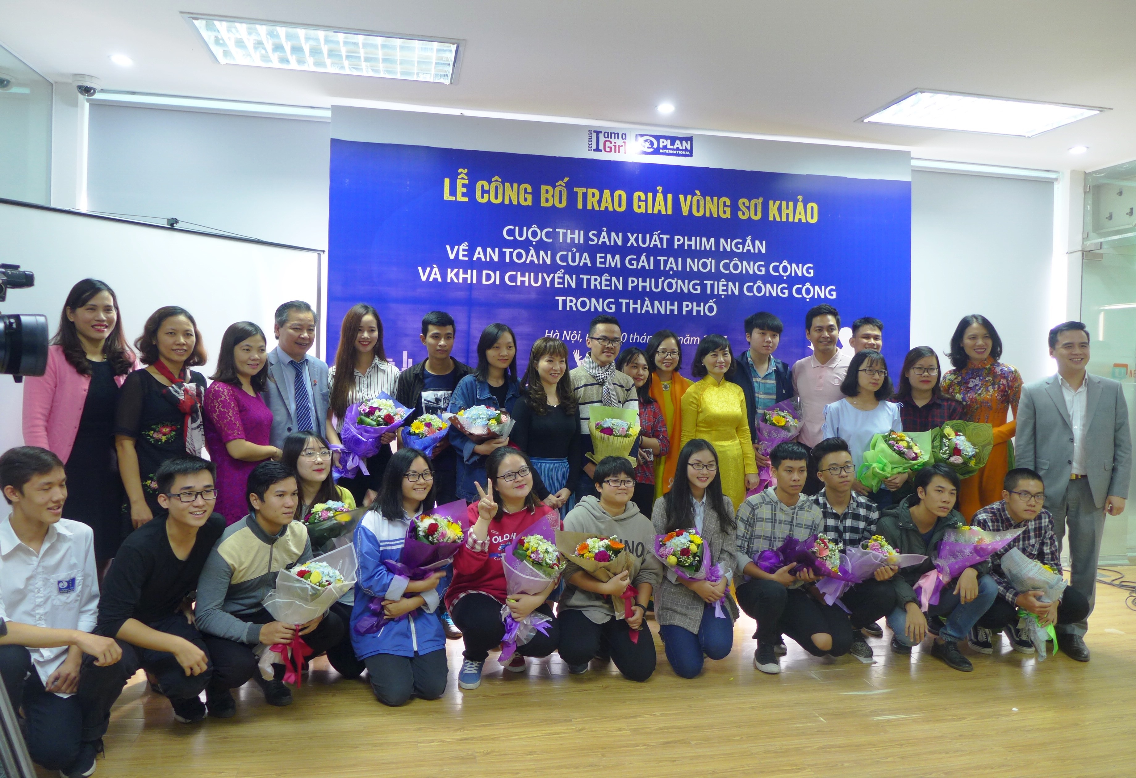 cung cac ban tre san xuat phim ngan ve an toan cua tre em gai tai noi cong cong