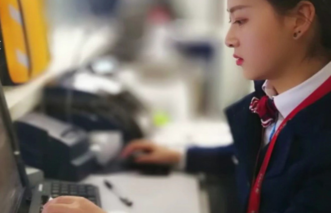 nhan vien tau dien ngam gay xon xao mang xa hoi vi qua giong trieu le dinh