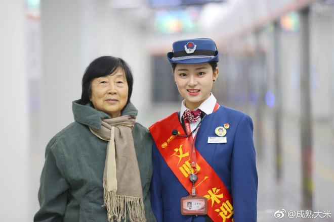 nhan vien tau dien ngam gay xon xao mang xa hoi vi qua giong trieu le dinh