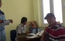 tai xe doi dung 100 dong tien thua tiep tuc dang clip lam viec o tru so bot cai lay