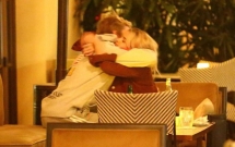 Sau 1 tuần xa cách, Selena Gomez và Justin Bieber sà vào lòng nhau, ngọt ngào trao nhau những nụ hôn