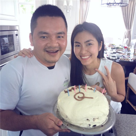 ha tang khoe anh lan dau lam banh kem cu dan mang nhac kheo chiec banh tham hoa 3 nam truoc